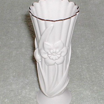Lenox Ivory Daffodil Vase