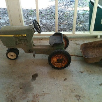 JOHN DEERE PEDAL TRACTOR