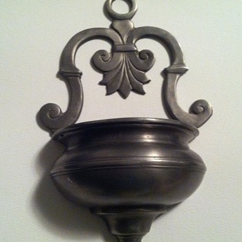 Metal wall hanger