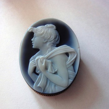 Very beautiful carved Agate (blue/white) cameo brooch/pendant