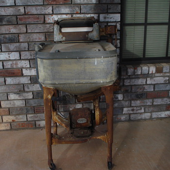 1932 Maytag electric washing machine - Kitchen