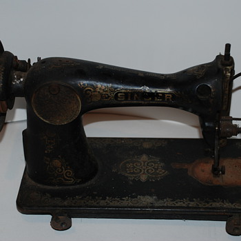 Final find of the day, Vintage Singer Sewing Machine ??