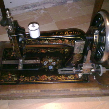 la reine/reina hand cranked sewing machine