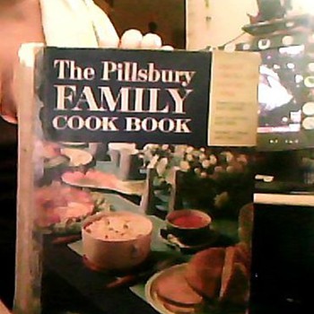 The Pillsbury FAMILY Cookbook - Books