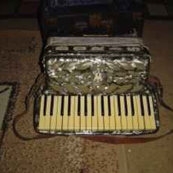 VINTAGE WURLITZER ACCORDION  - Music
