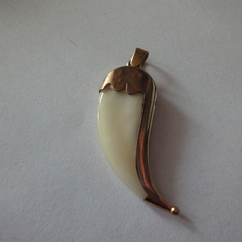Tiger's claw yellow gold mounted 9ct 