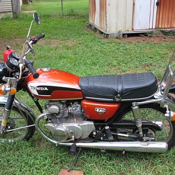 VINTAGE HONDA MOTORCYCLE - Motorcycles