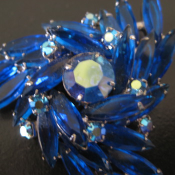 Vintage Pin - Costume Jewelry