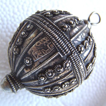 Chinese, India? Artist unknown signature on metalwork ball? - Fine Jewelry