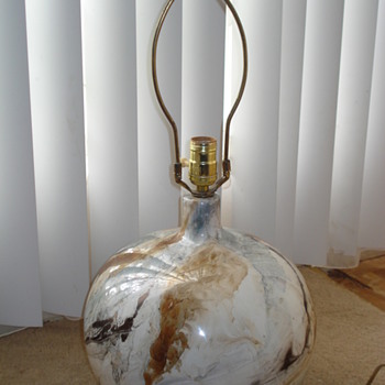 NEED YOUR HELP!!!!!!!!! LAMP HAVE NO IDEA IF ITS VINTAGE - Lamps