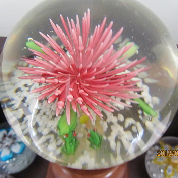 pink flower with frogs! - Art Glass