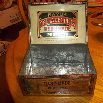 HINGED TOP DISPLAY CIGAR TIN