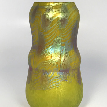 Loetz Metallic Yellow Phänomen Genre 3/430. 5 tall. Circa 1903 - Art Glass
