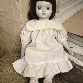Bisque pot musical doll