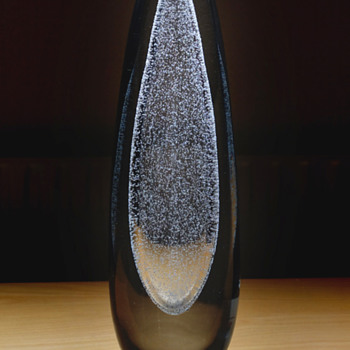 Strombergshyttan vase with small bubbles in underlay. - Art Glass