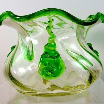 Loetz Kristall Schiefgewalzt Mit Gruen Tropfen (1908). - Art Glass