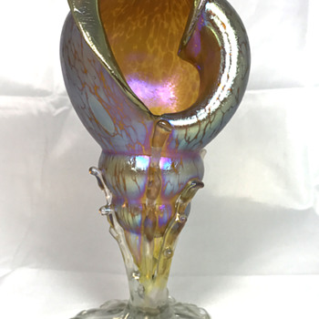Loetz Candia "Papillon" Shell Vase. PN 1-7024. Circa 1897 - Art Glass