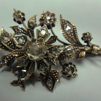 Rose gold flower brooch with European rose cut diamonds - Fine Jewelry