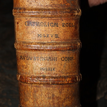 An old antique biblical book published in 1700 and id like to  know more about it - Books