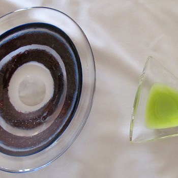 2 very different Vicke Lindstrand for Kosta dishes - Art Glass