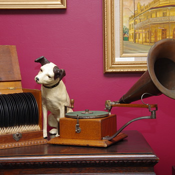 G&T Trade-mark gramophone 1897, with records and storage box. - Records