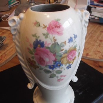 UNKNOWN PORCELIN VASE PLEASE HELP I.D. - Art Pottery