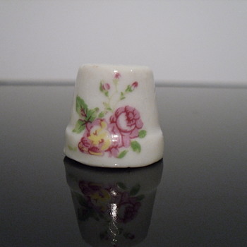 Porcelain Thimble With Incised Marks - Sewing