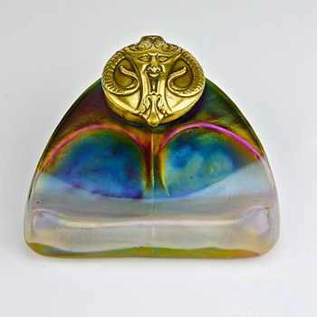 Kralik iridescent inkwell with a satyr image Art Nouveau fitting, circa 1900 - Art Glass