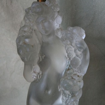 Rare Lalique Statue Figurine Avec Guirlande De Fruits - Art Glass