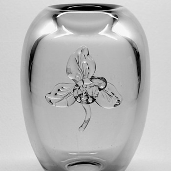 Gerda Stromberg vase with Knut Bergqvist applied flower. - Art Glass