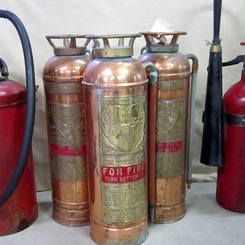 any one know what this extingusher is the one on the far left