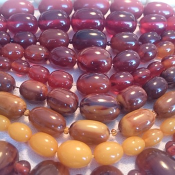 Celebrating vintage plastic jewelry - Costume Jewelry