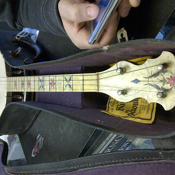 can anyone tell me what this 4 string banjo is worth? old gretsch i believe