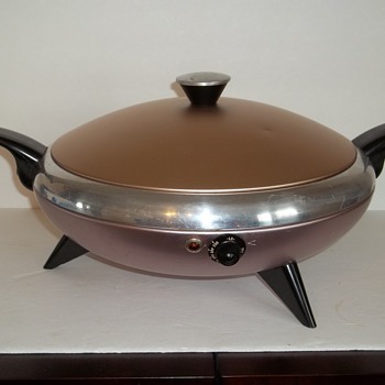 An electric frying pan shaped like a flying saucer - Kitchen