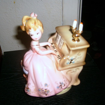 Joseph Original Little Girl on the piano - Dolls