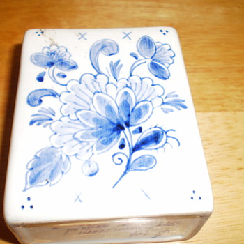 Blue and white ? Signed and numbered. - Art Pottery