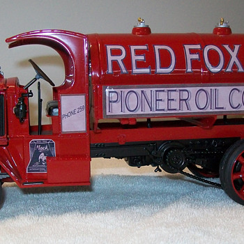 1926 Mack AC fuel tanker Revell model - Model Cars