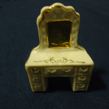 Dollhouse furniture and dishes