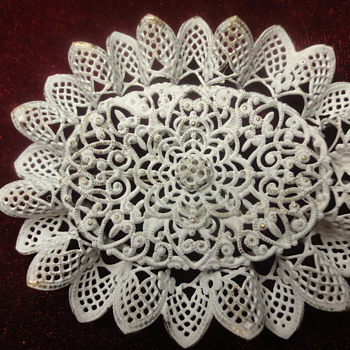 Metal white lack brooch like lace