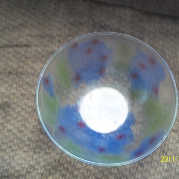 found this in  my house when I moved in..what is it?  really pretty  - Glassware