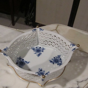 Echt Kobalt Reticulated Porcelain Basket. Gilt Gold Bottom Edges and Finial Ball Toppers - Art Pottery