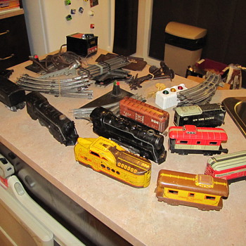 OLD TRAIN, NEED TO KNOW WHAT THEY ARE AND WHAT ITS WORTH.. - Model Trains