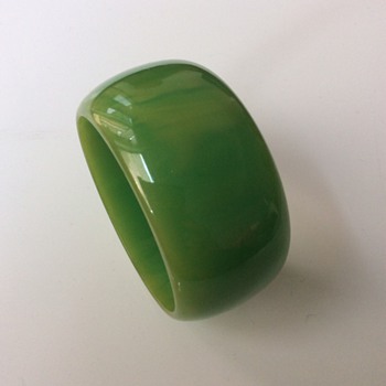 Bakelite mania - Costume Jewelry