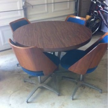 Chomcraft Dining Set?
