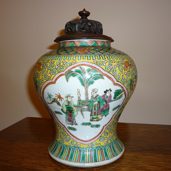 Chinese Vase. Kangxi nian zhi. 1662-1722. ?