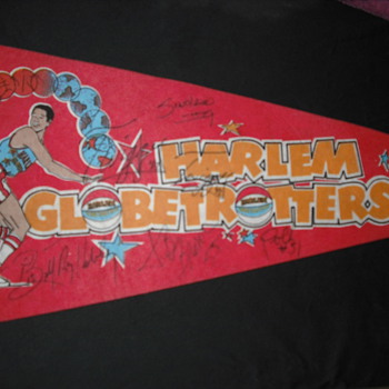 signed harlem globetrotters flag around 20 years old - Basketball