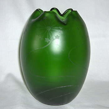 Latest Green Satin Silver Residue Goldberg Crimped Vase 7inches - Art Glass