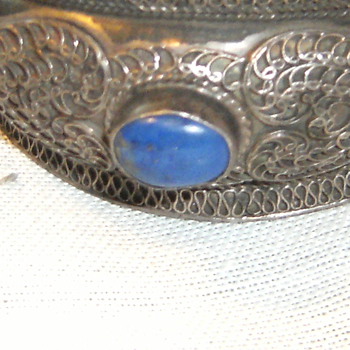 i need help to id this  bracelet  thanks  