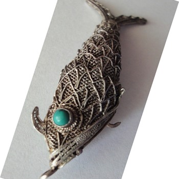Vintage Chinese silver filigree fish pendant/box