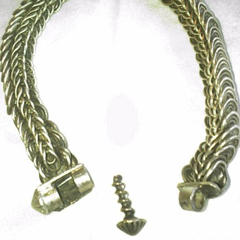 Screw latch bracelet 